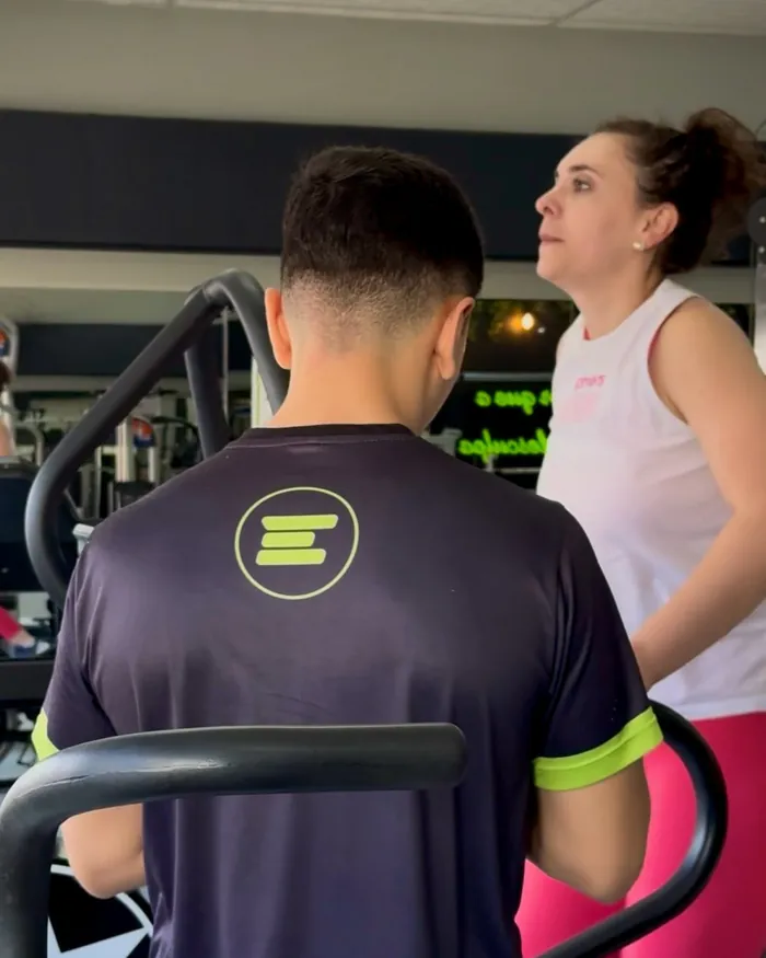 Aluna treinando com acompanhamento do professor no Arena Fitness